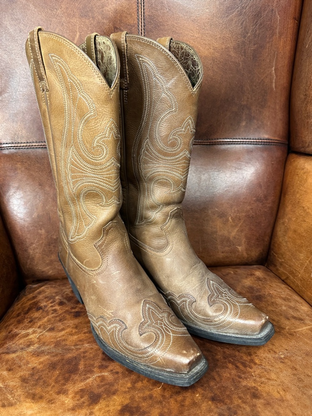 Ariat Women’s 7.5B Embroidered Leather Western Heeled Snip Toe Boots